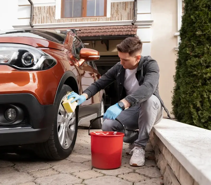 Lavage auto à domicile Le Lesme : professionnel intervenant sur un véhicule